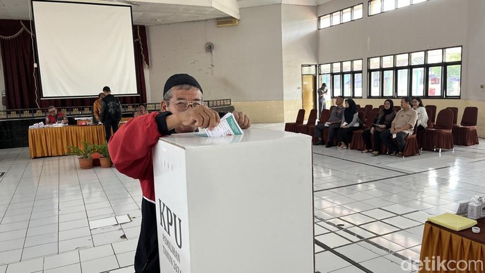 TPS 002 di Gedung Serba Guna Wiyata Guna, Bandung saat Pilkada 27 November 2024