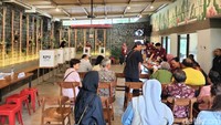 TPS 010 Kelurahan Lebak Gede, Kecamatan Coblong, Kota Bandung melakukan pemungutan suara di dalam coffee shop. Nyoblos sambil ngopi! (Bima Bagaskara)