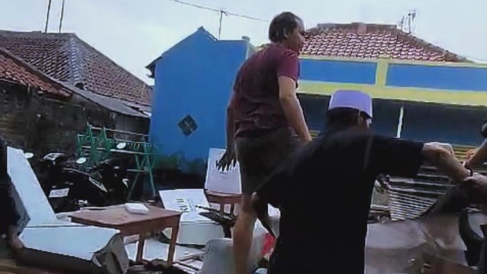 TPS 21 Citangkil, Cilegon, roboh diterjang hujan angin saat pemungutan suara, Rabu (27/11/2024) siang tadi.