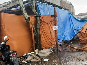 TPS di Cimahi Ambruk Diterjang Hujan-Angin