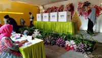 Tak hanya itu, panitia berdandan rapi memakai baju penerima tamu.