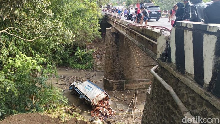 Truk terjun dari jembatan Sungai Glagah, Tonjong, Brebes, Rabu (27/11/2024).