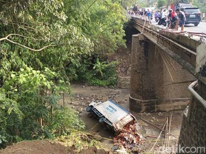 Horor Truk Tabrak Jembatan Lalu Terjun 15 Meter ke Sungai Glagah Brebes