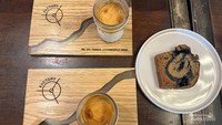 Segelas kopi plus banana cake so yummy