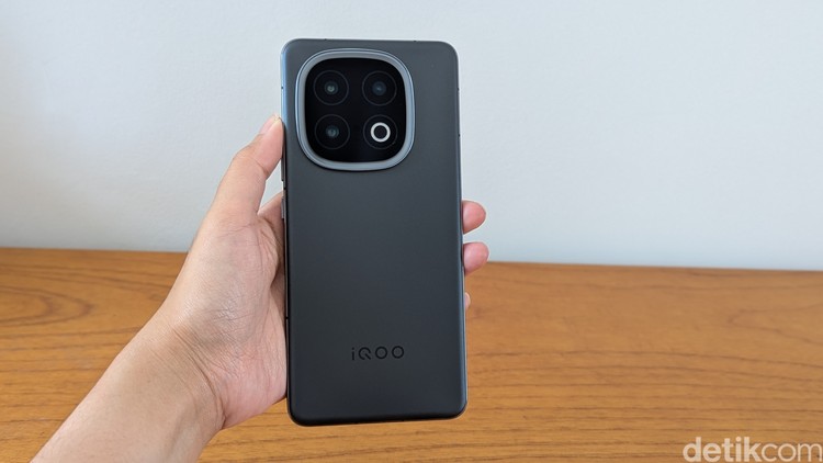 Unboxing iQOO 13