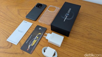 Isi paket penjualannya cukup standar, ada soft case bening, SIM ejector, charger, kabel USB-C to USB-C, dan buku panduan. Foto: Virgina Maulita Putri/detikINET