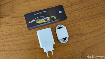 iQOO 13 dilengkapi charger 120W. Logo BMW M Motorsport kembali ditemukan di tempat SIM ejector. Foto: Virgina Maulita Putri/detikINET