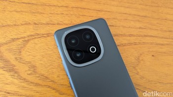 Ponsel ini memiliki tiga kamera belakang dengan kamera utama 50 MP yang menggunakan sensor Sony IMX921. Foto: Virgina Maulita Putri/detikINET
