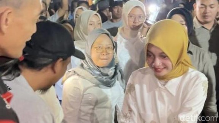 Vinanda Prameswati saat menyapa pendukungnya di Posko Pemenangan Kota Kediri.