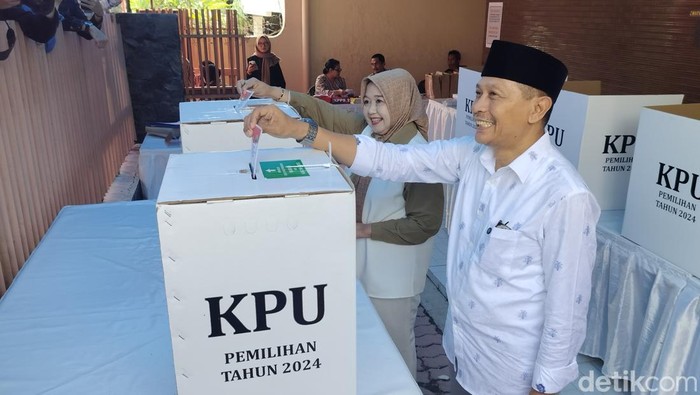 Wahyu Hidayat Nyoblos Bersama Istri di TPS 20 Lowokwaru