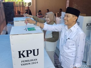 Wahyu Hidayat Nyekar Sebelum Nyoblos Bareng Istri di Lowokwaru Kota Malang