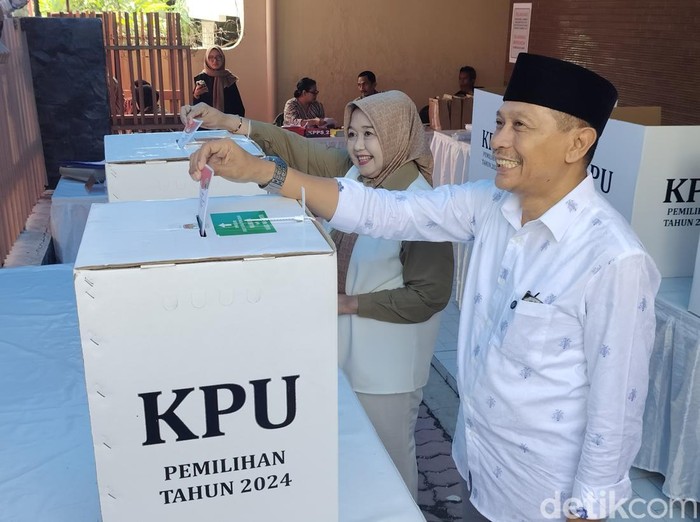 Wahyu Hidayat Nyoblos Bersama Istri di TPS 20 Lowokwaru