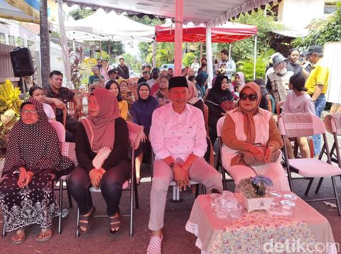 Wahyu Hidayat Nyoblos Bersama Istri di TPS 20 Lowokwaru