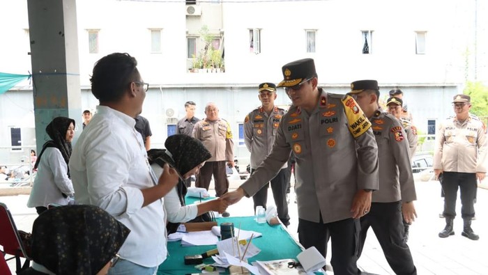 Wakapolda Metro Jaya Brigjen Djati Wiyoto Abadhy mengecek TPS di Pelabuhan Muara Angke, Jakarta Utara.