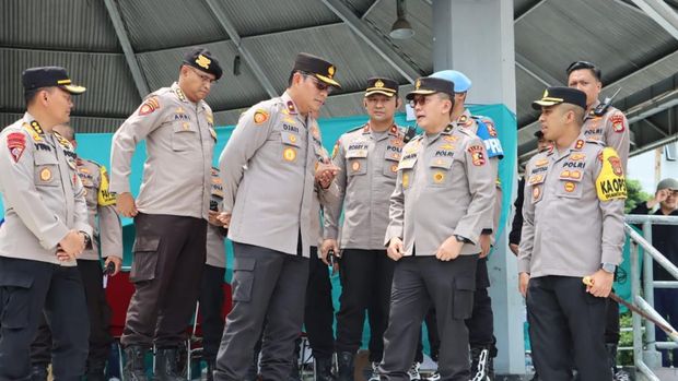 Wakapolda Metro Jaya Brigjen Djati Wiyoto Abadhy mengecek TPS di Pelabuhan Muara Angke, Jakarta Utara.