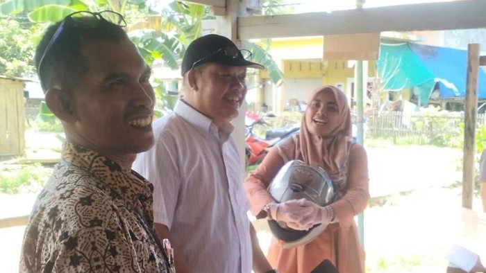 Wakil Bupati Maros Suhartina Bohari turun memantau TPS pilkada.