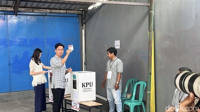 Wapres Gibran Rakabuming dan istrinya, Selvi Ananda mencoblos di TPS Manahan Solo, Rabu (27/11/2024).