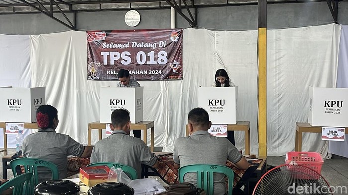 Wapres Gibran Rakabuming dan istrinya, Selvi Ananda mencoblos di TPS Manahan Solo, Rabu (27/11/2024).
