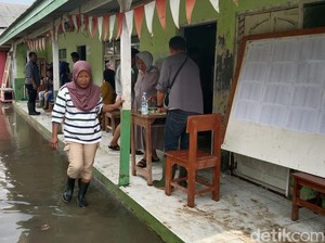 Banjir Rob Tak Surutkan Warga Eretan Indramayu Datangi TPS