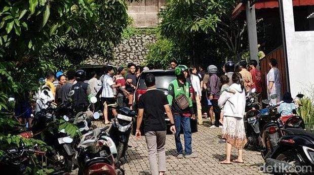 Warga di Cilebut, Kabupaten Bogor, mengamankan pengemudi mobil Pajero yang diduga melakukan tabrak lari di Kedunghalang, Kota Bogor, pada Rabu (27/11/2024) pagi tadi