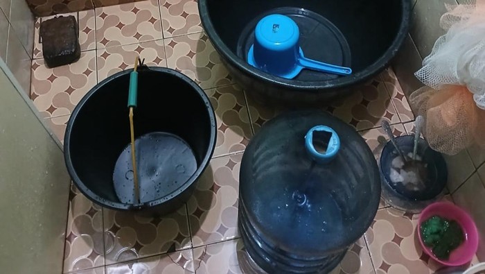 Warga mandi menggunakan air galon isi ulang karena air PDAM Tirtanadi mati (Dok. Istimewa)