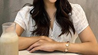 Nongkrong di kafe, ini momen Winona Willy memesan kue cantik dengan topping strawberry dan minuman susu di gelas kaca. Foto: Instagram @winonawilly16