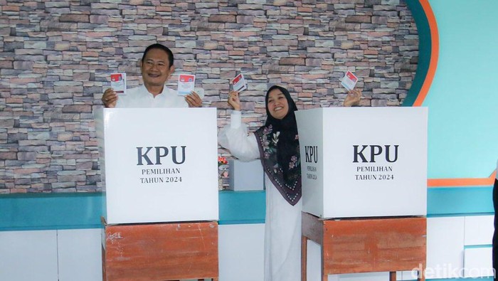 Yuhronur Efendi nyoblos bareng istri