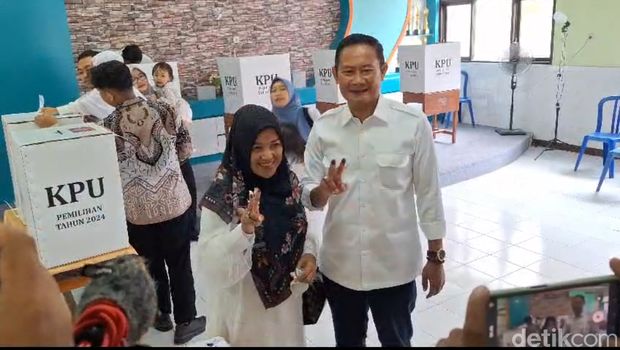 Yuhronur Efendi nyoblos bareng istri