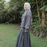Gaya casual-edgy ditampilkan Zara dengan padanan jaket militer dan rok lipit abu-abu. Jilbab warna beige tampak serasi dengan busana. Foto: Instagram/@zaraadhsty