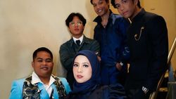Potret Zara Adhisty Berhijab, Disebut Lebih Adem Potret Zara Adhisty Berhijab, Disebut Lebih Adem