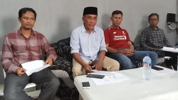 Ady-Irfan bersama tim pemenangan saat konferensi pers terkait hasil Pilbup Bima 2024 di kediaman Ady, Kamis (28/11/2024). (Foto: Rafiin/detikBali)