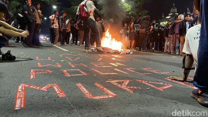 Aksi massa tuntut usut tuntas polisi tembak mati pelajar, di depan Polda Jateng, Semarang, Kamis (28/11/2024).