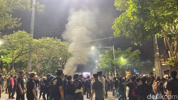 Aksi massa tuntut usut tuntas polisi tembak mati pelajar, di depan Polda Jateng, Semarang, Kamis (28/11/2024).