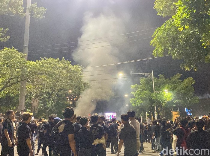 Aksi massa tuntut usut tuntas polisi tembak mati pelajar, di depan Polda Jateng, Semarang, Kamis (28/11/2024).