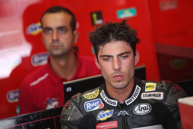 Baru-baru ini terungkap Axel jadi viral setelah ditemukan menjalani gaya hidup baru di mana ia berjalan tanpa alas kaki. Bukan hanya saat sedang jalan-jalan santai, ia melakukan perjalanan dari Spanyol ke Pakistan selama 15 bulan dan sudah menempuh lebih dari 4.055 mil (6.525 km). Foto: Dok. Twitter Axel Pons