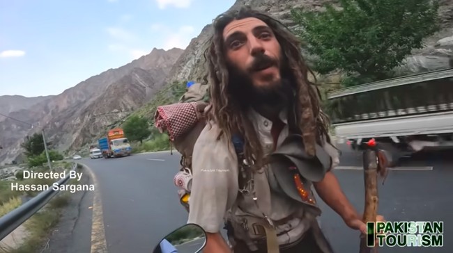 Dilaporkan Axel sudah telanjang kaki selama tiga tahun terakhir. Ia terpaksa menghentikan langkahnya di india karena terhalang masalah visa. Begini penampilannya sekarang yang tak dikenali. Dulu tampan dan glamour kini gaya Axel yang tak lagi memikirkan duniawi disebut bak gelandangan.Foto: Dok. Pakistan Tourism