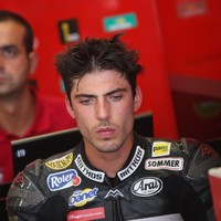 Baru-baru ini terungkap Axel jadi viral setelah ditemukan menjalani gaya hidup baru di mana ia berjalan tanpa alas kaki. Bukan hanya saat sedang jalan-jalan santai, ia melakukan perjalanan dari Spanyol ke Pakistan selama 15 bulan dan sudah menempuh lebih dari 4.055 mil (6.525 km). Foto: Dok. Twitter Axel Pons