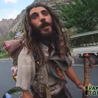 Dilaporkan Axel sudah telanjang kaki selama tiga tahun terakhir. Ia terpaksa menghentikan langkahnya di india karena terhalang masalah visa. Begini penampilannya sekarang yang tak dikenali. Dulu tampan dan glamour kini gaya Axel yang tak lagi memikirkan duniawi disebut bak gelandangan.Foto: Dok. Pakistan Tourism