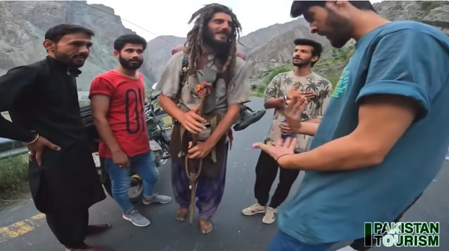 “Aku biasanya berjalan tanpa sepatu, ini sesuatu yang indah. Apa gunanya hidup tergesa-gesa? Aku mulai hidup lebih pelan dan lebih pelan sampai aku mulai melewati dunia lebih pelan, mengapresiasi detail kehidupan. Jalan tanpa sepatu tampaknya menjadi salah satu caranya beribadah. “Kita hanya punya keinginan untuk bersatu dengan Allah, dan ini adalah cara kami berdoa dan beribadah yaitu dengan berjalan,” kata Axel. Foto: Dok. Pakistan Tourism