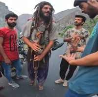 “Aku biasanya berjalan tanpa sepatu, ini sesuatu yang indah. Apa gunanya hidup tergesa-gesa? Aku mulai hidup lebih pelan dan lebih pelan sampai aku mulai melewati dunia lebih pelan, mengapresiasi detail kehidupan. Jalan tanpa sepatu tampaknya menjadi salah satu caranya beribadah. “Kita hanya punya keinginan untuk bersatu dengan Allah, dan ini adalah cara kami berdoa dan beribadah yaitu dengan berjalan,” kata Axel. Foto: Dok. Pakistan Tourism