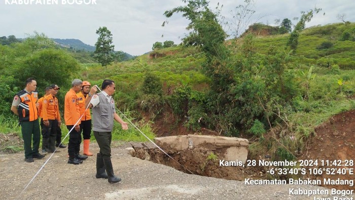alur akses menuju Puncak 2, di daerah perbukitan Hambalang Bogor, Jawa Barat, amblas sehingga terputus.