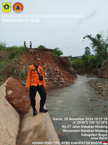 alur akses menuju Puncak 2, di daerah perbukitan Hambalang Bogor, Jawa Barat, amblas sehingga terputus.