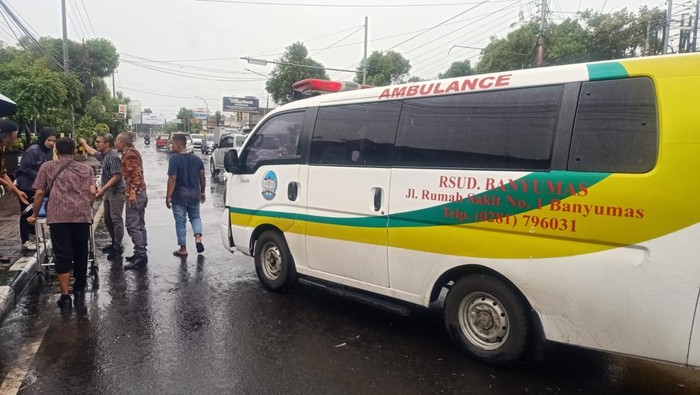 Ambulans RSUD Banyumas tabrak pemotor di Kulon Progo, Daerah Istimewa Yogyakarta (DIY) Kamis (28/11/2024).