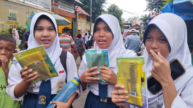 Anak-anak Kampung Kebon Pala, Jakarta Timur mendapat susu dan buku dari Wapres Gibran Rakabuming Raka.