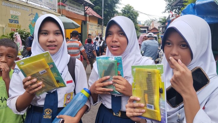 Anak-anak Kampung Kebon Pala, Jakarta Timur mendapat susu dan buku dari Wapres Gibran Rakabuming Raka.