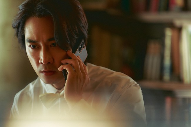 Film terbaru Song Seung Heon, Hidden Face tayang di bioskop mulai 20 November 2024. Dalam remake film Spanyol itu, sang aktor berselingkuh dari tunangannya Cho Yeo Jeong yang tiba-tiba menghilang. Foto: Instagram