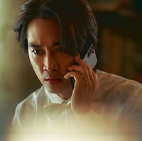 Film terbaru Song Seung Heon, Hidden Face tayang di bioskop mulai 20 November 2024. Dalam remake film Spanyol itu, sang aktor berselingkuh dari tunangannya Cho Yeo Jeong yang tiba-tiba menghilang. Foto: Instagram