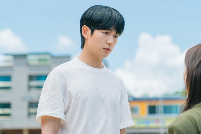 Setelah tampil mesra bersama Jung So Min di drama Korea Love Next Door, Jung Hae In diincar membintangi drama Jepang. Sang aktor termasuk salah satu artis Korea terpopuler di bulan November 2024. Foto: Instagram