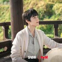 Nama Jung Eun Chae melambung setelah penayangan drama Korea Jeongyeon: The Star Is Born. Seperti Kim Tae Ri, sang aktris memancarkan pesonanya dengan rambut bondol. Dia ada di urutan ketiga artis drakor terpopuler versi Korean Business Research Institute bulan ini. Foto: Instagram