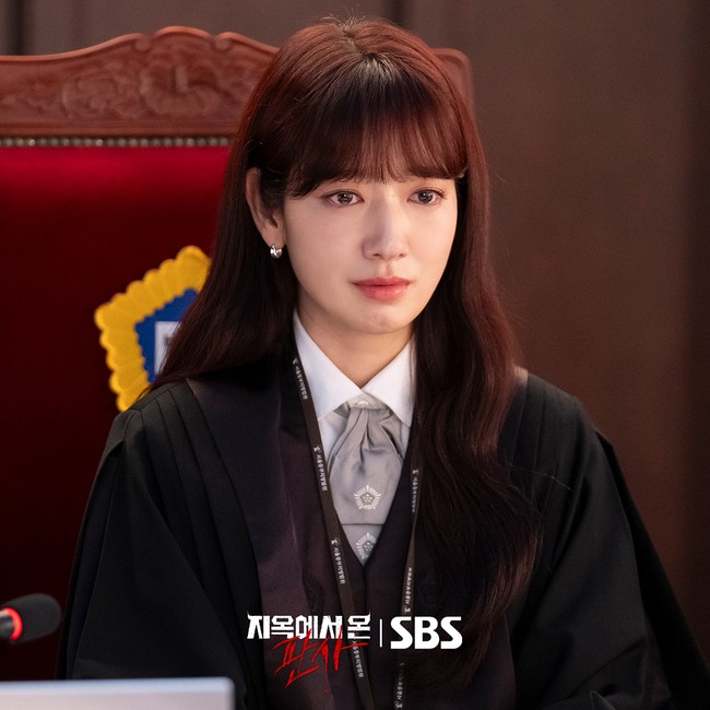 Park Shin Hye comeback lewat drama Korea The Judge from Hell. Ibu satu anak itu menjelma sebagai iblis yang merasuki tubuh seorang hakim. Chemistry-nya dengan Kim Jae Young pun menjadi sorotan penggemar. Foto: Instagram